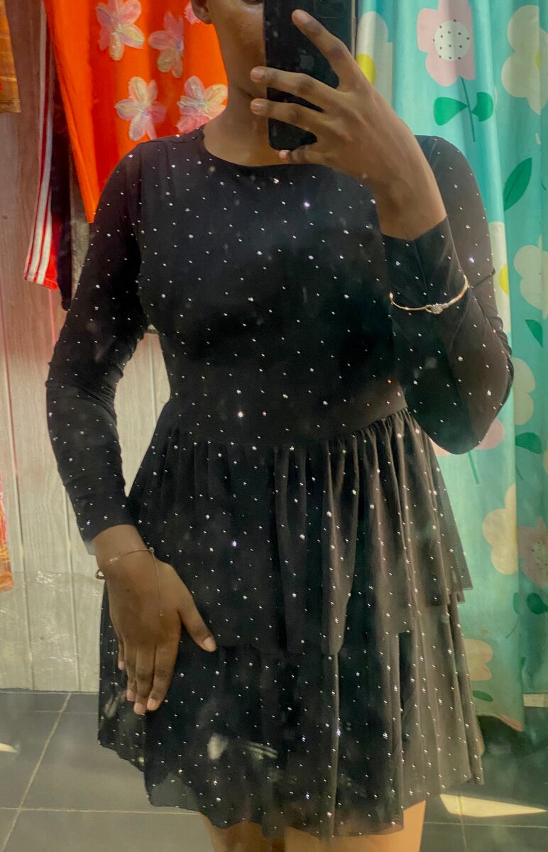 Robe noire à pois scintillants