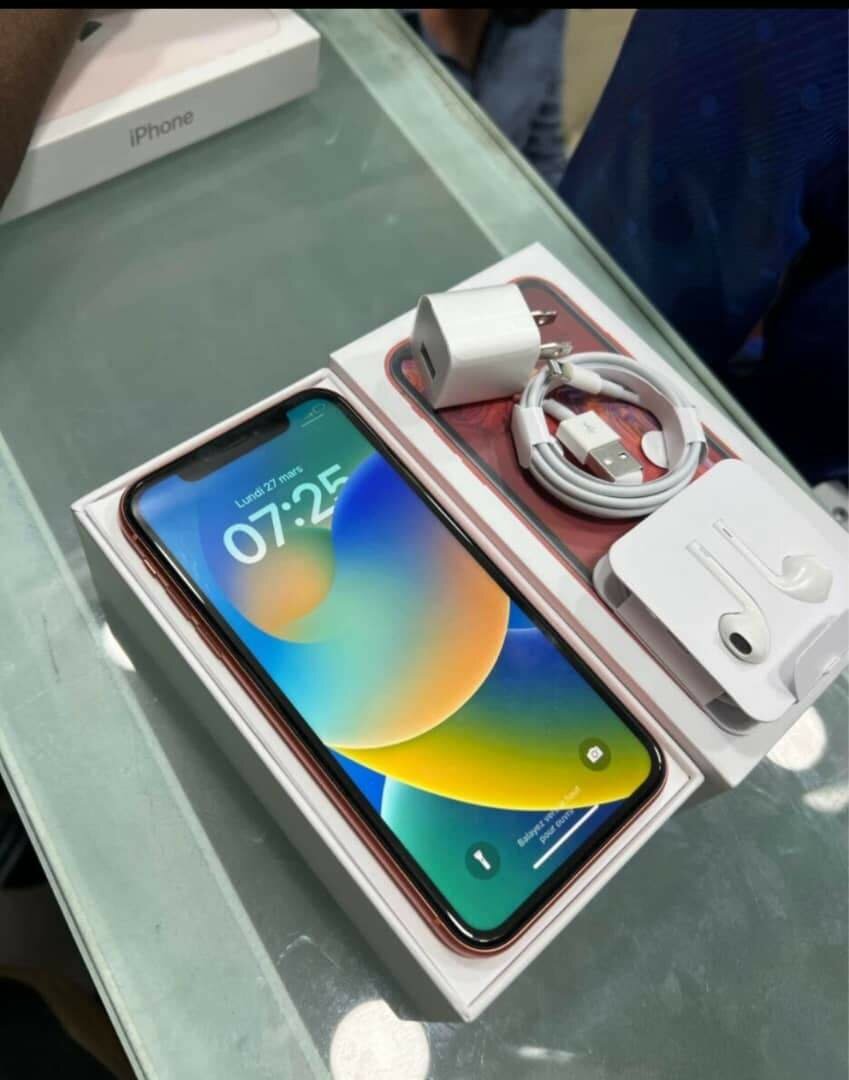 iPhone avec accessoires complets