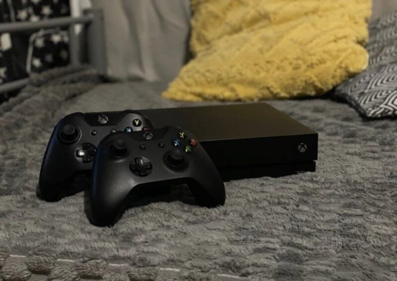 Xbox One X avec 2 manettes