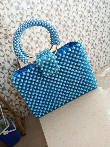 Sac à main perlé bleu chic