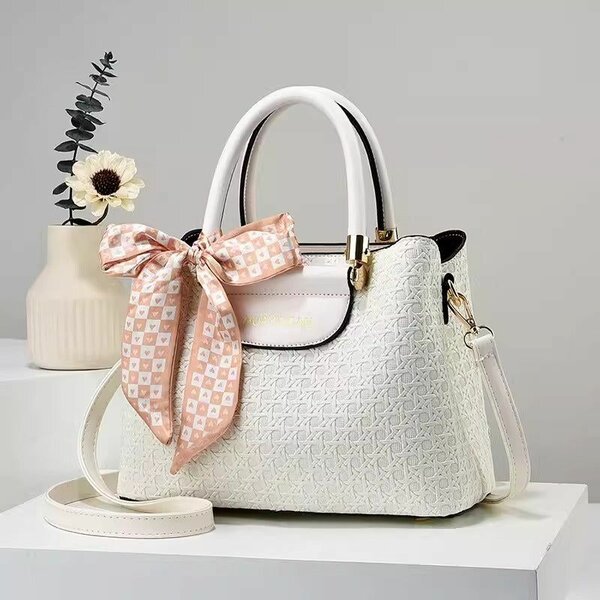 Sac à main blanc avec ruban rose