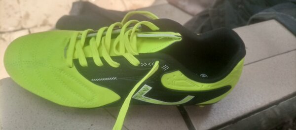 Chaussures de foot vertes et noires Adidas