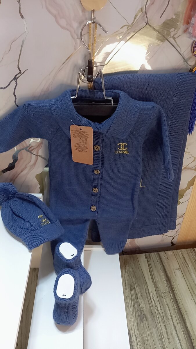 Ensemble bébé en tricot bleu