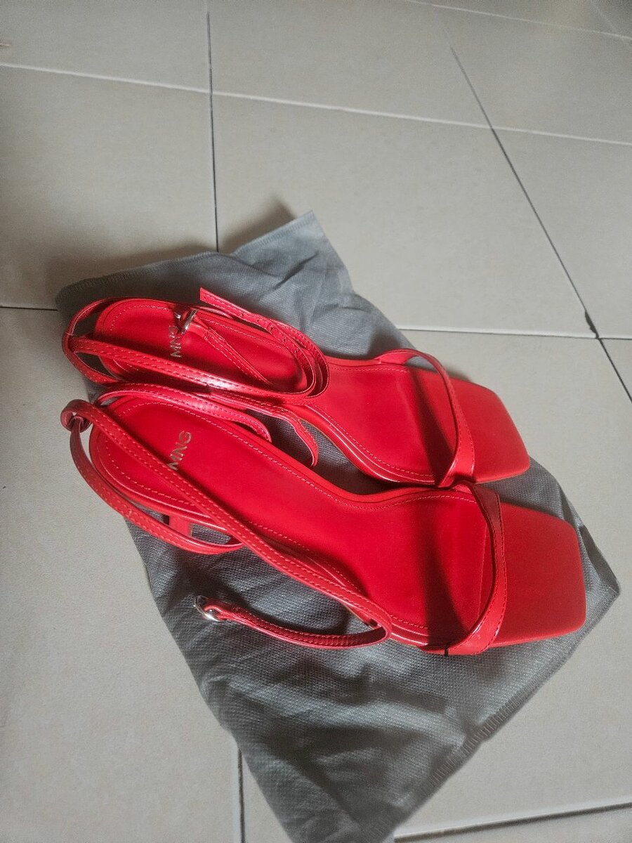 Sandales rouges élégantes