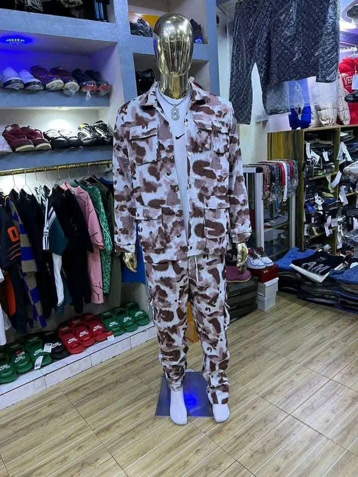 Veste et pantalon camouflage homme