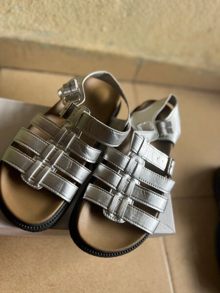 Sandales argentées élégantes