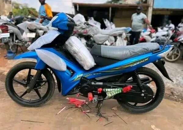 Scooter sportif bleu puissant