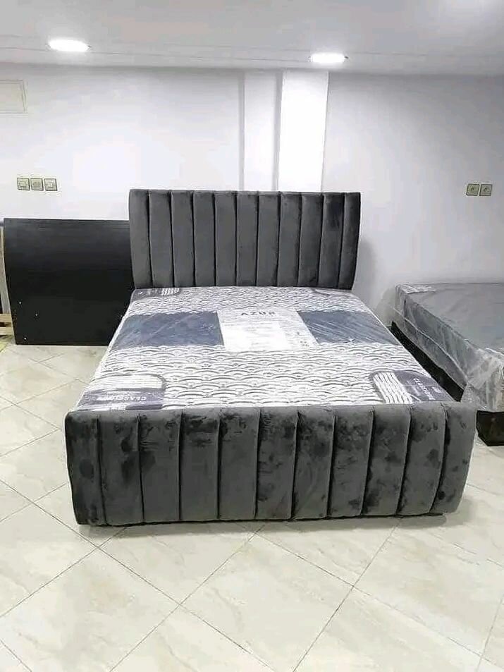 Lit rembourré luxueux