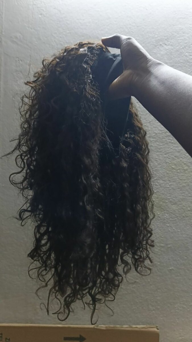 Perruque frisée avec bandeau