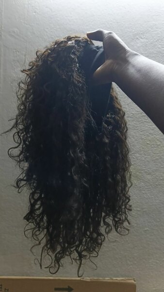 Perruque frisée avec bandeau