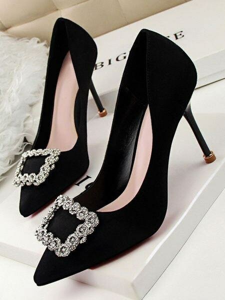 Escarpins élégants ornés
