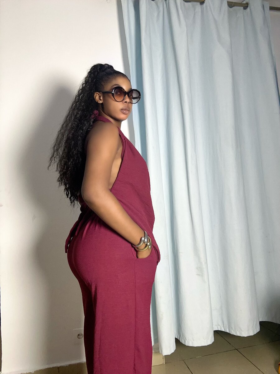 Tenue élégante bordeaux femme