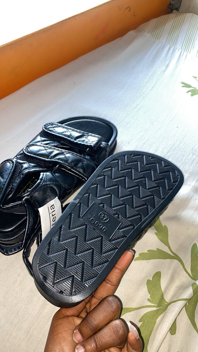 Sandales noires en cuir