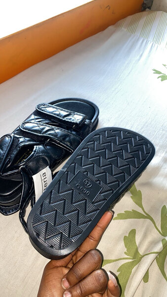Sandales noires en cuir
