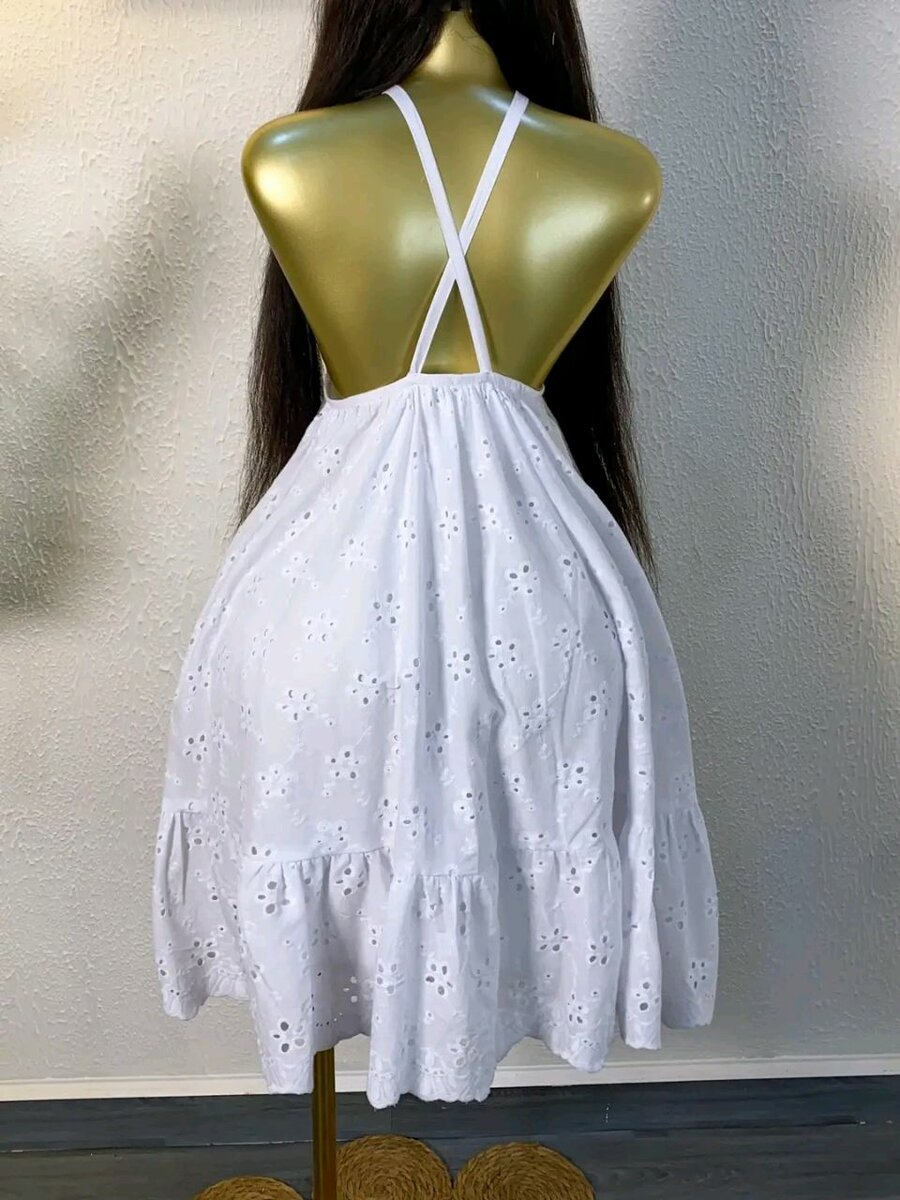 Robe blanche en broderie anglaise