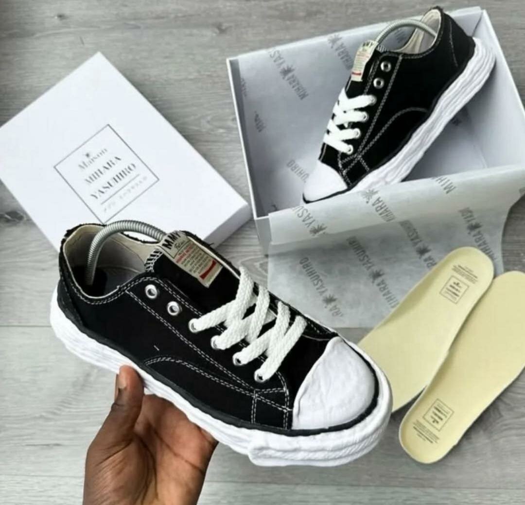 Baskets noires unisexes modernes