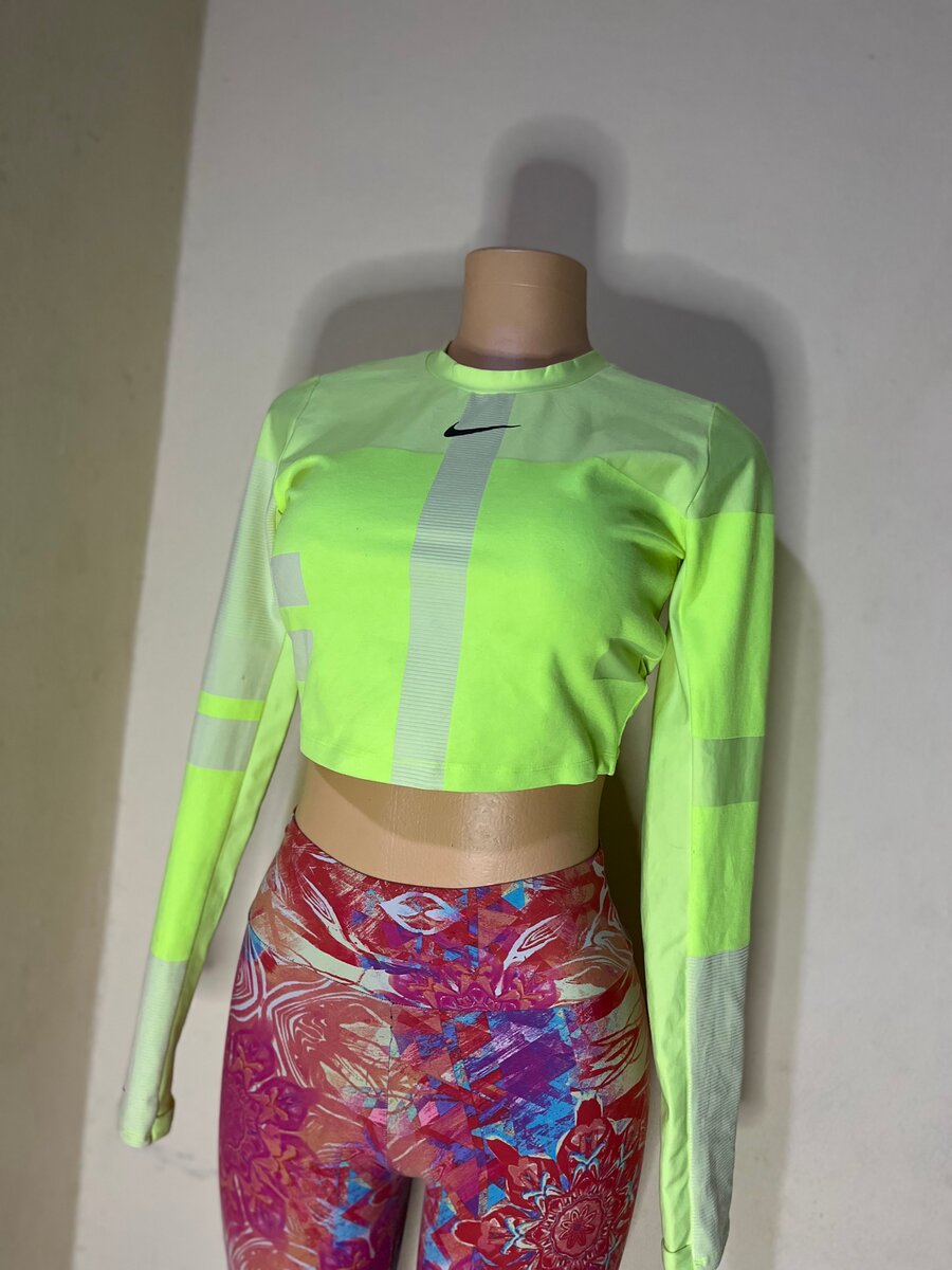 Lot de hauts de sport colorés