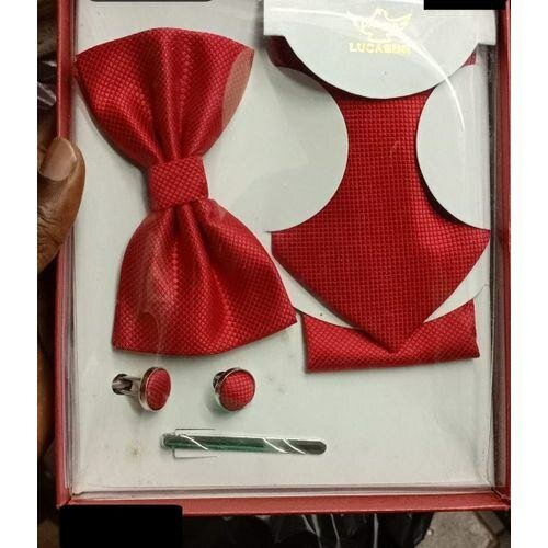 Set d'accessoires rouges élégants