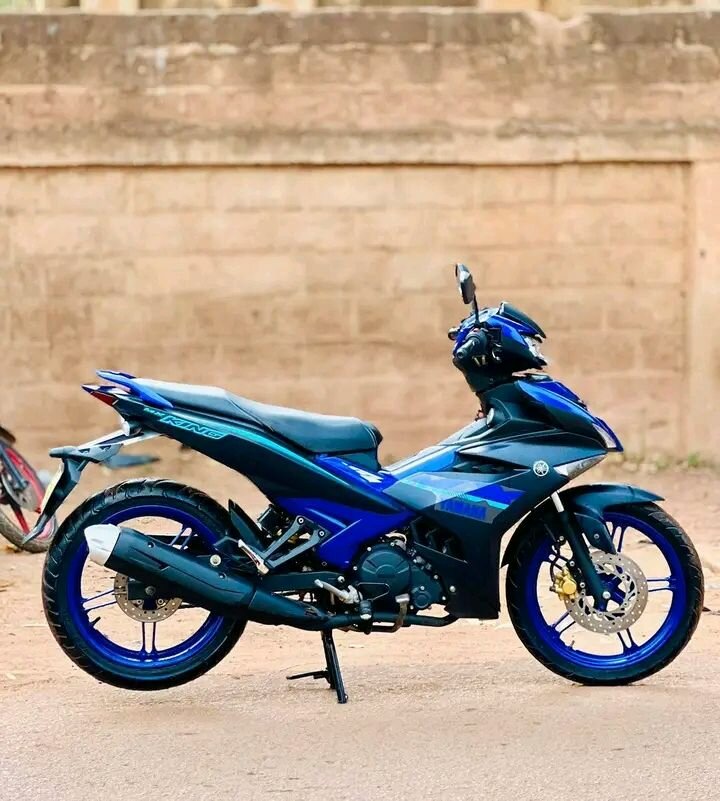 Moto sportive Yamaha bleue