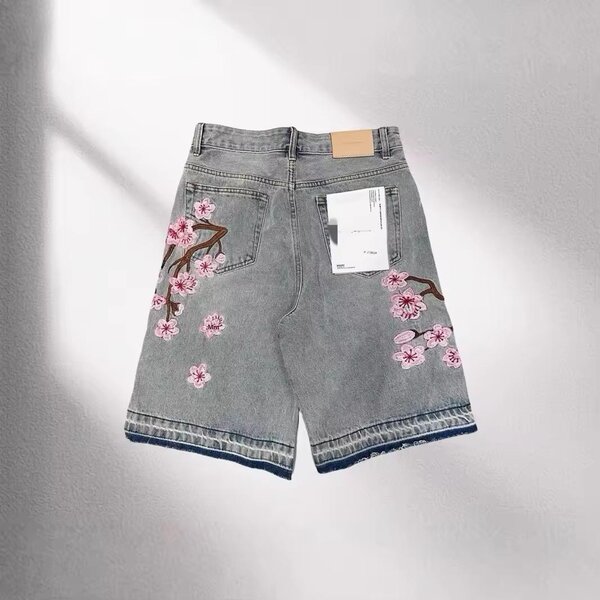 Shorts en jean à fleurs