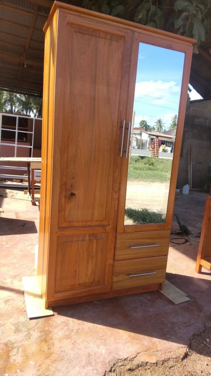 Armoire en bois à portes