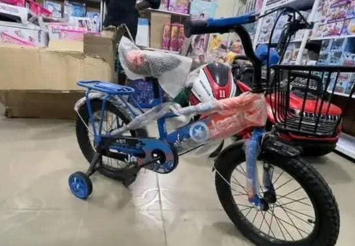 Vélo enfant avec stabilisateurs
