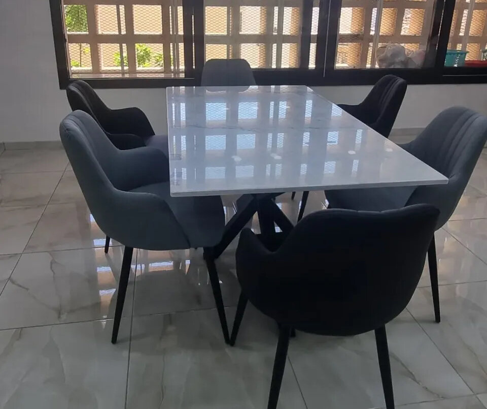 Table moderne avec chaises