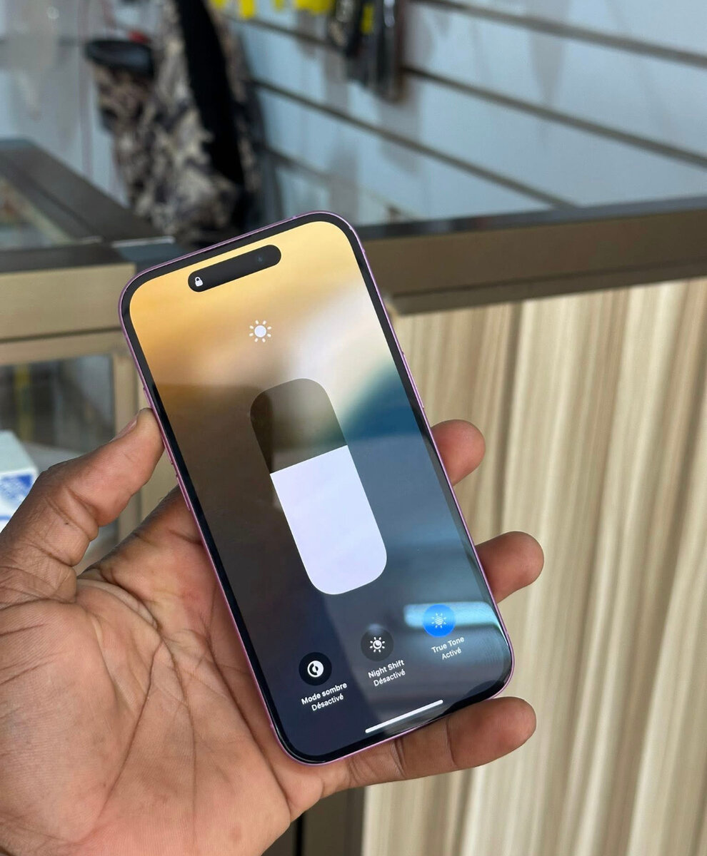 iPhone 14 rose élégant