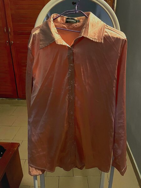 Chemise en satin rose élégante