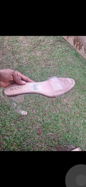 Sandales à talons transparents