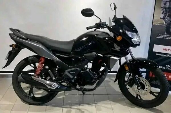 Moto Suzuki noire sportive