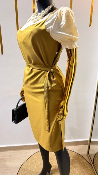 Robe élégante en satin doré