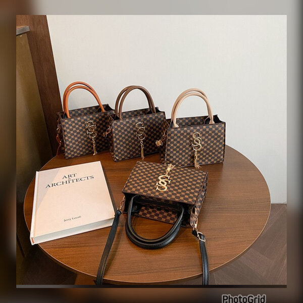 Sac à main élégant quadrillé