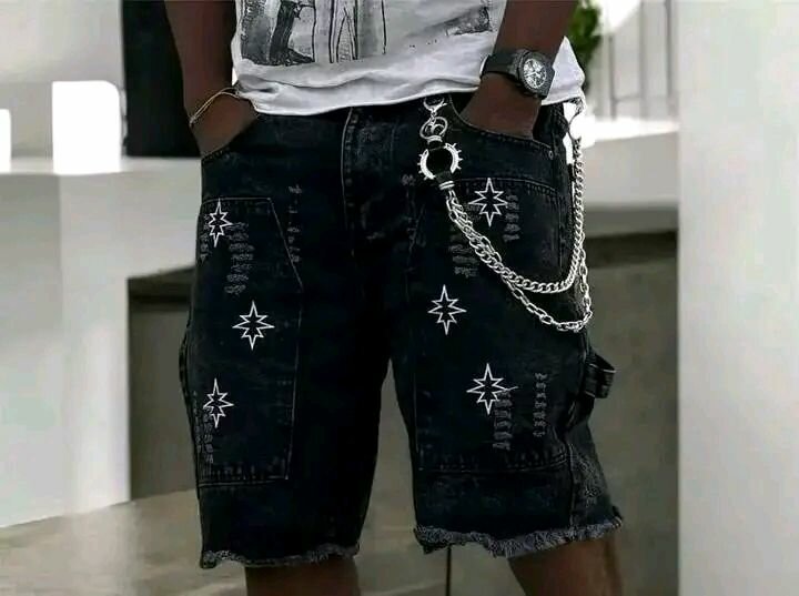 Short en jean brodé pour homme