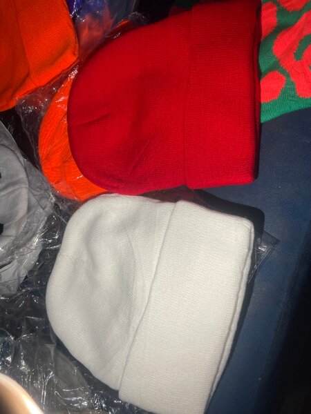 Bonnets en tricot colorés