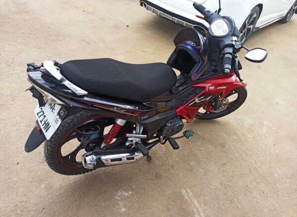 Moto sportive rouge noire