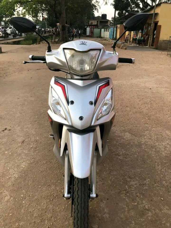 Scooter Sport Gris Moderne