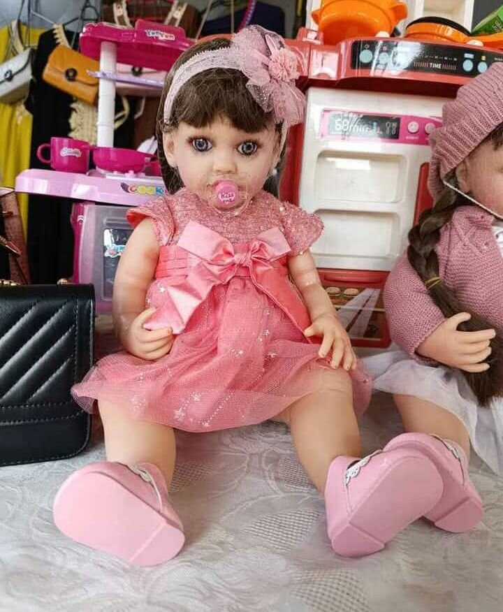 Poupée réaliste en vinyle