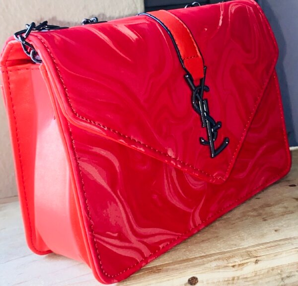 Sac à main rouge brillant
