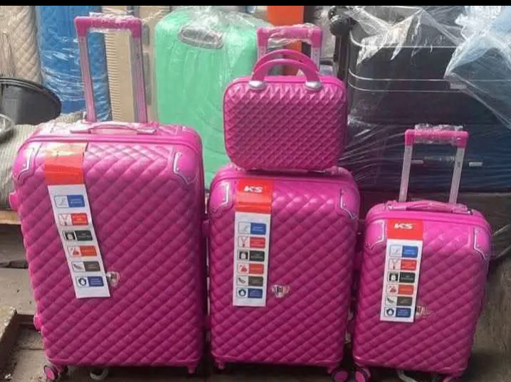 Set de valises roses élégantes