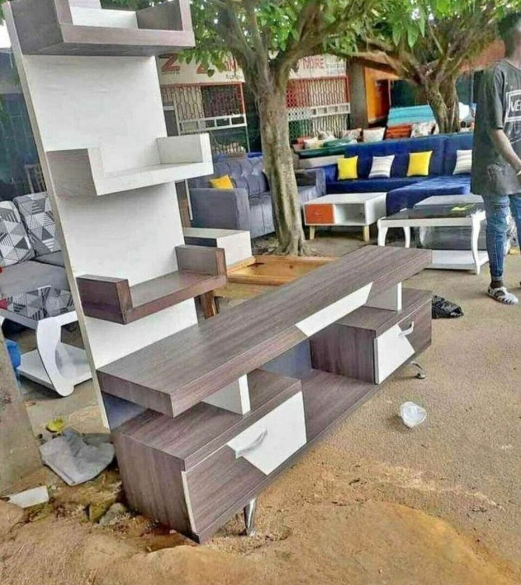 Meuble TV moderne en bois avec étagères