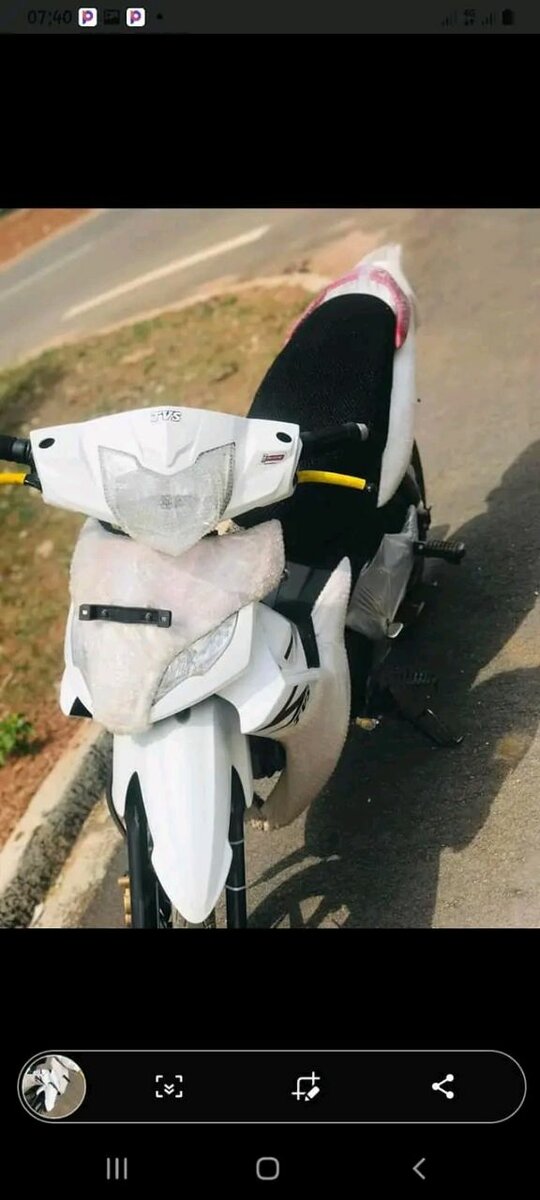 Scooter TVS moderne blanc
