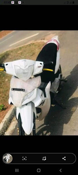 Scooter TVS moderne blanc
