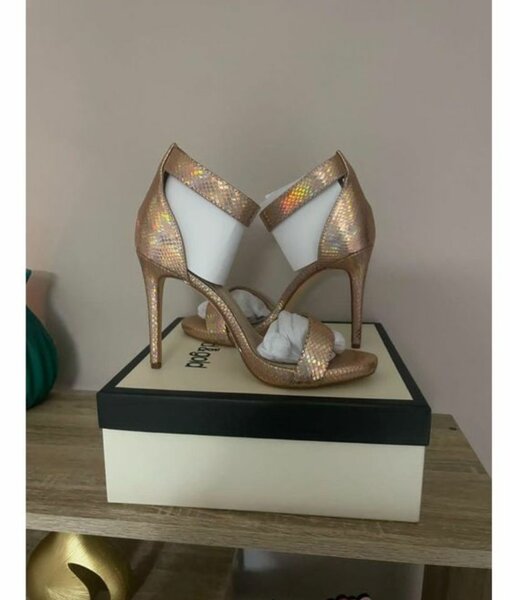 Sandales à talons dorées