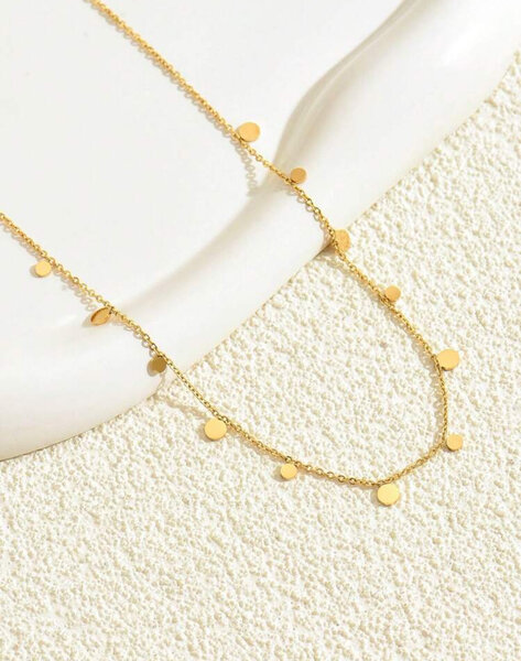 Collier doré avec motifs