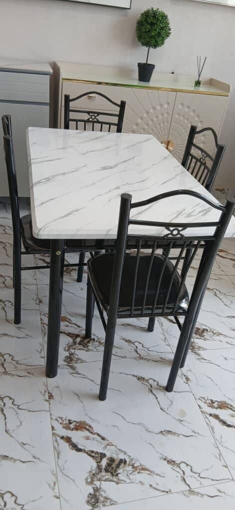 Table à manger moderne 4 places