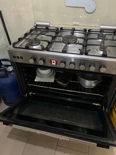 Cuisinière 5 foyer et four.