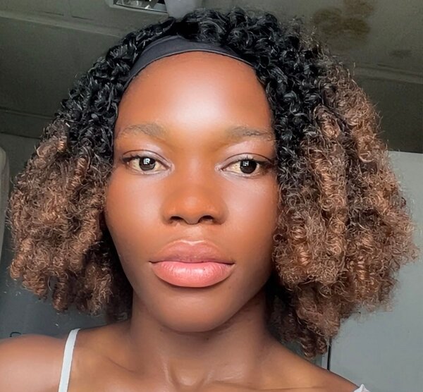 Cheveux bouclés avec bando