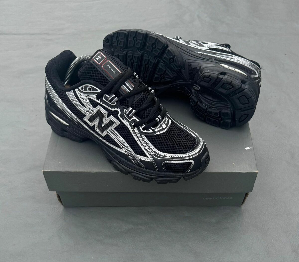 New Balance  740 Noir