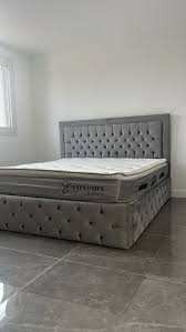 Lit King-size en velours gris